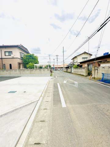 伊勢崎市寿町の前面道路含む現地写真|前面道路は交通量が少なく、出入りしやすいです。