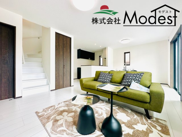 伊勢崎市寿町の居間・リビング|リビング階段でご家族とのコミュニケーションも増えます♪