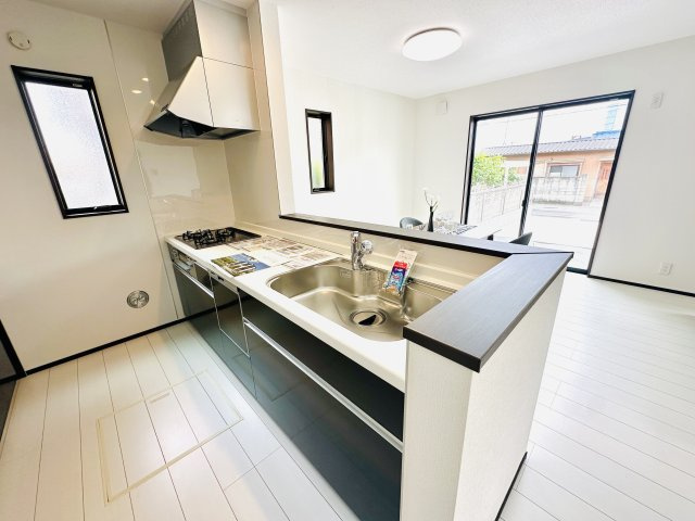 伊勢崎市寿町のキッチン|対面式キッチンでご家族との会話も増えます◎