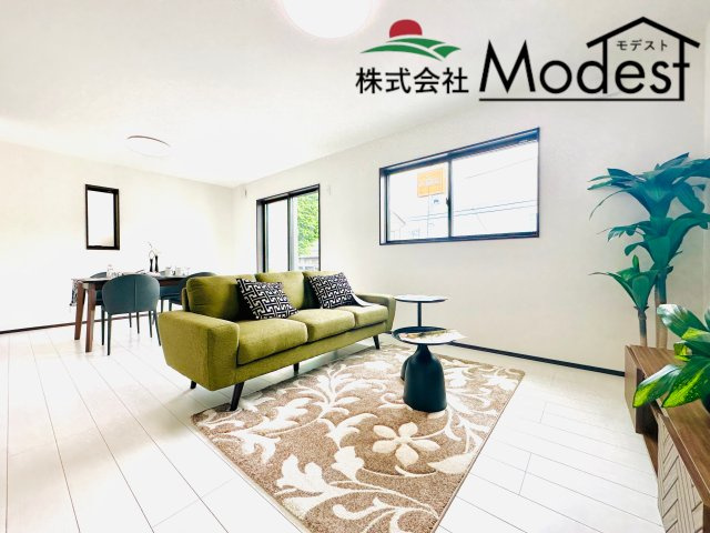 伊勢崎市寿町の居間・リビング|18帖リビングは、明るく開放的♪
家具を設置しても広々空間で、自然と家族が集まるリビング♪