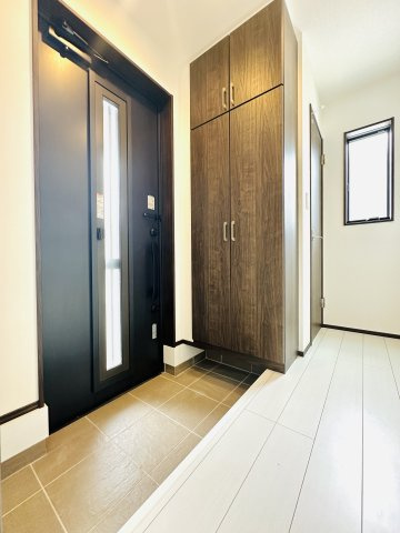 伊勢崎市寿町の玄関|履物の着脱もスムーズに出来る開放的な玄関◎