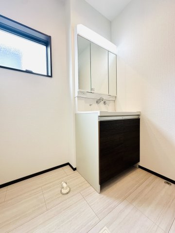 伊勢崎市寿町の独立洗面台|洗濯機を設置してもゆとりのある空間♪