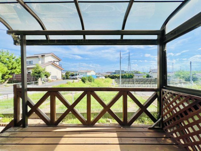 伊勢崎市美茂呂町の庭|リビングから出入り出来るウッドデッキで趣味の時間も楽しめます♪