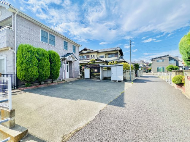 伊勢崎市美茂呂町の前面道路含む現地写真|閑静な住宅街で、駐車が苦手な方にもオススメです♪