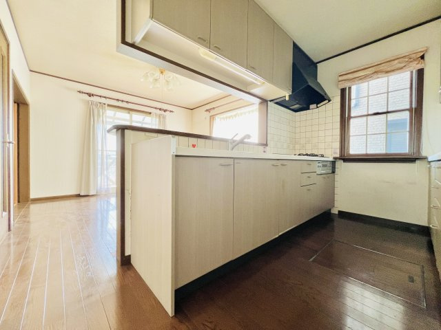 伊勢崎市美茂呂町のキッチン|お子様と並んで料理をしてもゆとりのあるキッチン