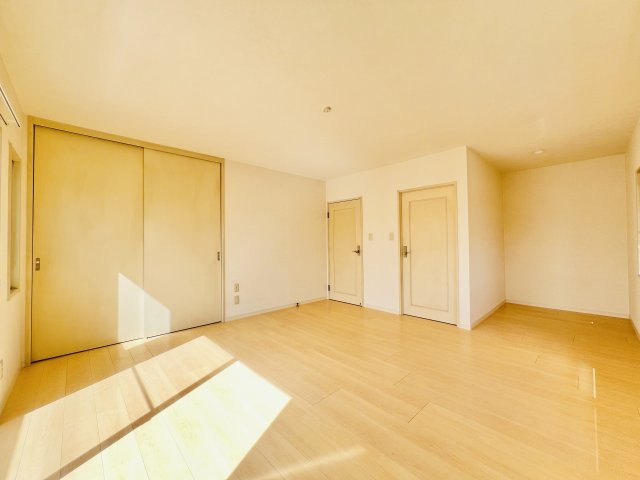 伊勢崎市韮塚町の洋室|11.5帖の洋室は、ウォークインクローゼット付きで
広々とした空間でお過ごしいただけます♪