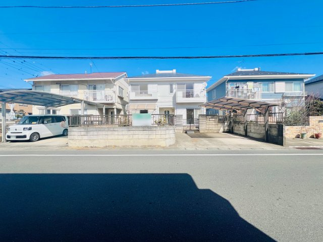伊勢崎市韮塚町の外観|駐車並列２台可◎
1台分カーポート付き♪