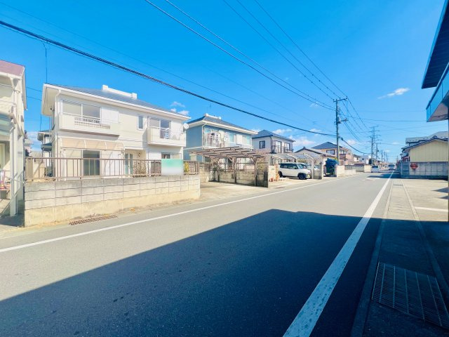 伊勢崎市韮塚町の前面道路含む現地写真|前面道路も広く、駐車も楽々♪