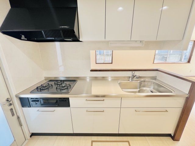 伊勢崎市韮塚町のキッチン|収納スペースも充実のキッチンはスッキリと片付きます♪