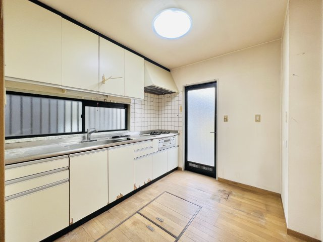 佐波郡玉村町斎田のキッチン|作業スペースも広く、使い勝手の良い勝手口ドア付き◎