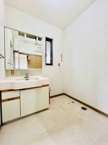 佐波郡玉村町斎田の独立洗面台|洗濯機や収納棚を設置してもゆとりのある洗面脱衣所◎