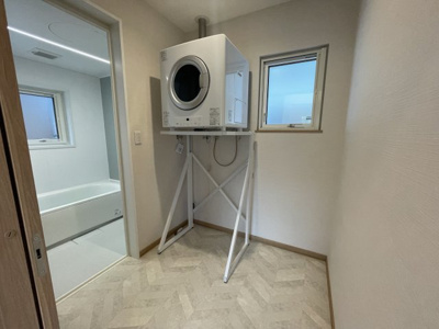 【ランドリースペース】 | 【新築分譲住宅】山形市砂塚　全3棟 | 「乾太くん」は、ガスを使って洗濯物を素早く乾かしてくれる乾燥機です。電気よりも効率よく、たくさんの洗濯物も短時間で乾かせます。エネルギーも節約でき、ふんわり仕上がるので、毎日の生活がもっと楽に♪