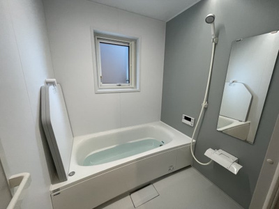 【浴室】 | 【新築分譲住宅】山形市砂塚　全3棟 | 【Bathroom】
快適な使い心地とゆとりある空間が1日の疲れを解きほぐすバスルーム。空間も浴槽もゆったりのびのび使えるゆとり設計。広く感じるゆとり設計で快適なリラックスタイムを過ごせます。