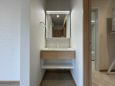 【独立洗面台】 | 【新築分譲住宅】山形市砂塚　全3棟 | 【Powder room】
十分な大きさの洗面台は収納もさる事ながら、身だしなみチェックや歯磨きなど、朝の慌ただしい時間でもホテルライクなスペースで余裕とゆとりを感じて頂けます。
