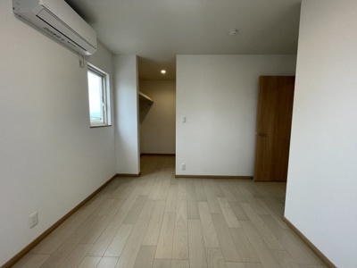 【洋室】 | 【新築分譲住宅】山形市砂塚　全3棟 | 【Room】
感性を育むプライベートルームはシンプルでスマートな空間。好みの空間で読書をしたり、音楽を聞いたりと一人の時間も充実したものにできます。