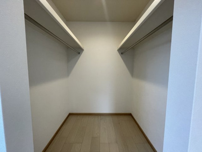 【収納】 | 【新築分譲住宅】山形市砂塚　全3棟 | 【WIC】
ひと目で収納物を確認できるウォークインクロゼットは、ゆとりの広さを備えた大型収納。数多くの衣類に加え、足元には引出しや衣装箱、シューズボックスなども収納することができます。