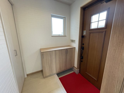 【玄関】 | 【新築分譲住宅】山形市砂塚　全3棟 | 【Entrance】
お客様をお迎えする玄関は落ち着いた雰囲気。帰り着くたびに洗練されたテイストの空間に迎えられ誇りと喜びを感じる玄関まわりです。