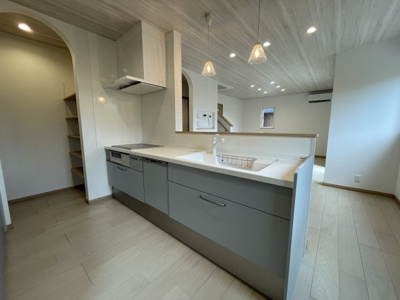 【キッチン】 | 【新築分譲住宅】山形市砂塚　全3棟 | 【Kitchen】
誰もが使いやすいデザインにこだわったキッチン。プライベートスペースを彩るインテリアとしての美と、快適な日常を支える機能性と強さがひとつになったキッチンです。