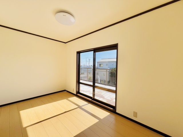 前橋市亀里町の洋室|バルコニーへも行き来できて、採光も良い5帖洋室♪