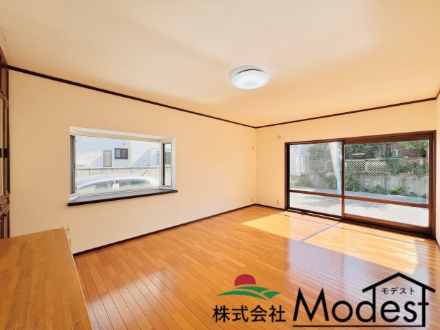 前橋市亀里町の居間・リビング|15帖LDKは日当たりも良好♪