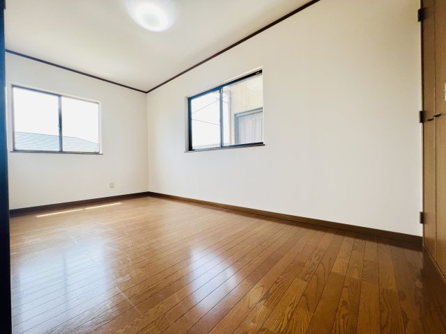 前橋市富士見町原之郷の洋室|7.5帖の洋室は大型ベッドを置いても余裕♪