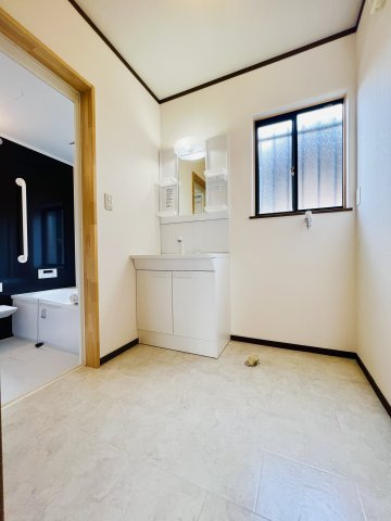 前橋市富士見町原之郷の洗面所|ご家族並んで朝の準備もスムーズにできるワイドなつくりの洗面台