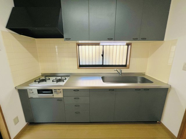 前橋市粕川町込皆戸のキッチン|収納力豊富のキッチンは、新品交換済み♪作業スペースも広くお料理時間も快適に♪