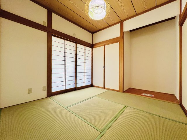 前橋市粕川町込皆戸の和室|南側の窓から日差しが差し込む4.5帖和室◎