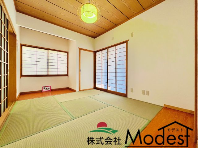 前橋市粕川町込皆戸の居間・リビング|4.5帖の和室は２面採光で日当たり風通し良好♪