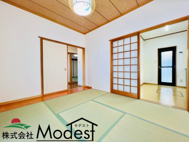 前橋市粕川町込皆戸の居間・リビング|キッチンに隣接する和室で家族団らんのひと時を♪