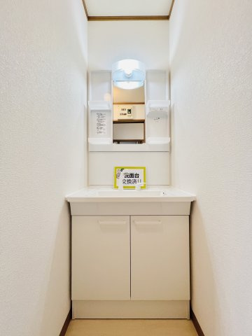 前橋市粕川町込皆戸の独立洗面台|明るく収納も充実のシャワー付き洗面化粧台◎