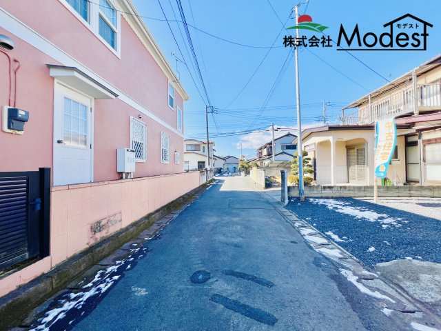 前橋市龍蔵寺町の前面道路含む現地写真|収納力豊富のキッチンは、新品交換済み♪