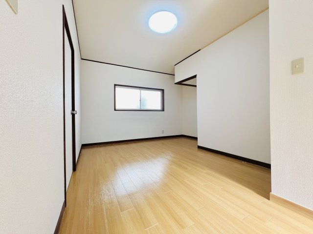 前橋市龍蔵寺町の洋室|ダイニングテーブルを置いてもゆとりのある空間♪