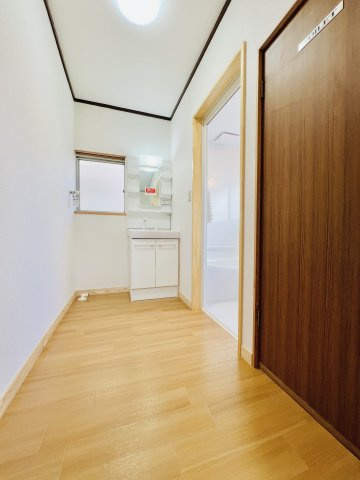 前橋市龍蔵寺町の独立洗面台|洗濯機を設置してもゆとりのある洗面所♪