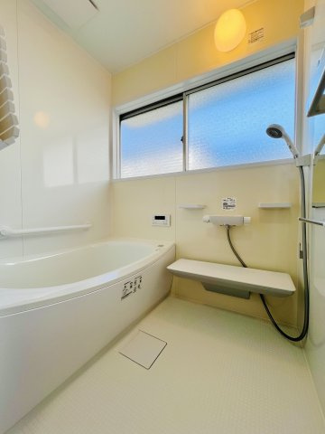 前橋市龍蔵寺町の浴室|1坪タイプのバスルームは脚が充分に伸ばせる広さです。