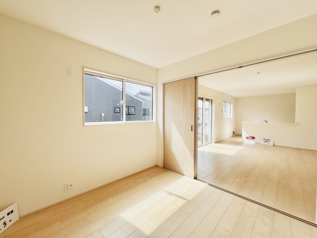 前橋茂木町の洋室|リビングに隣接する洋室は、キッズスペースや家事スペースとしても♪