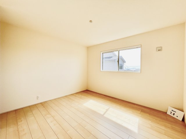 前橋茂木町の洋室|WIC付きの主寝室は、7帖で大きいベッドを設置してもゆとりのある空間♪