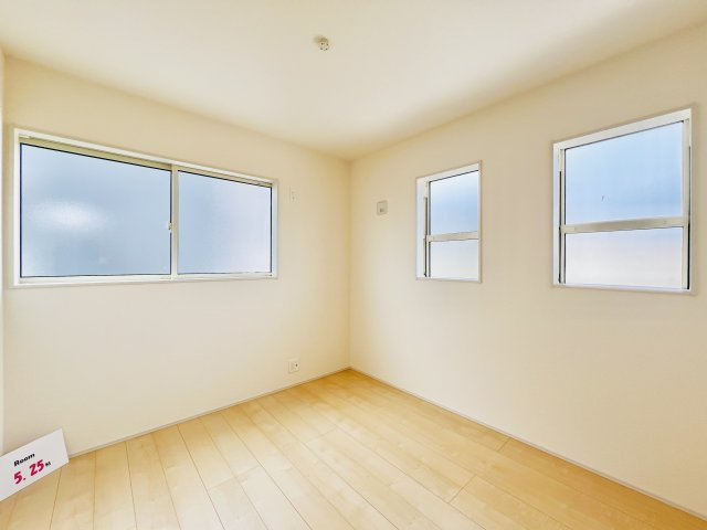 前橋茂木町の洋室|2面採光で日当たり風通し良好♪