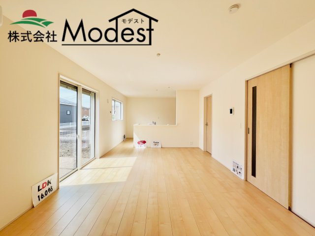 前橋茂木町の居間・リビング|大きな窓から明るい日差しが差し込む広々LDK♪