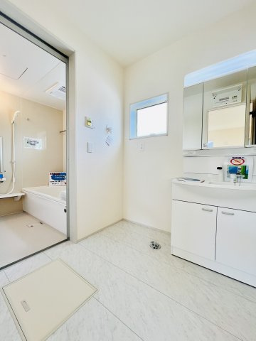 前橋茂木町の独立洗面台|洗濯機を設置してもゆとりのある洗面脱衣所♪