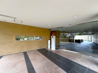 【その他共用部分】 | 重厚感溢れるエントランスは、マンションの優雅さを示す特徴でもあります。