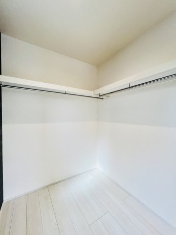 太田茂木町の収納|たっぷり収納可能なウォークインクローゼット♪