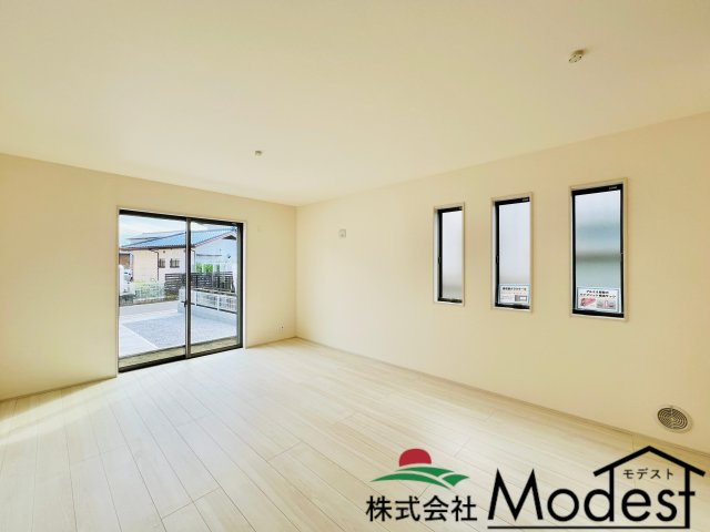 太田茂木町の居間・リビング|窓も多く明るい日差しが差し込むリビング♪