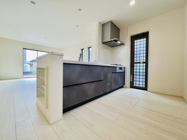 太田茂木町のキッチン|作業スペースも広いキッチンは、お料理も快適に♪
便利な勝手口ドア付き！