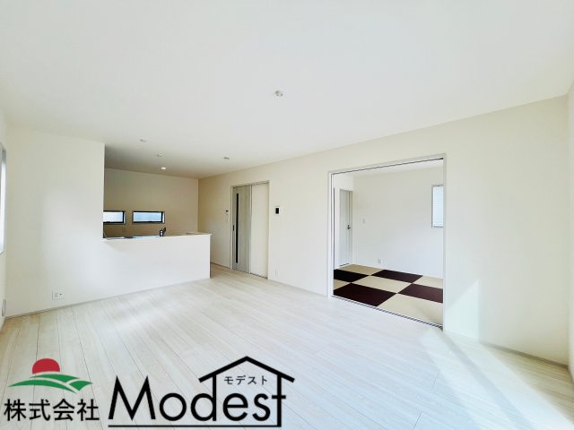 太田茂木町の居間・リビング|家具の配置も考えやすく、ご家族も自然と集まるリビング♪