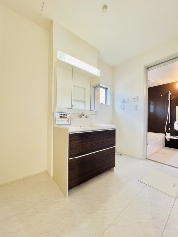 太田茂木町の独立洗面台|明るい洗面脱衣所は、鏡の裏も収納付き♪