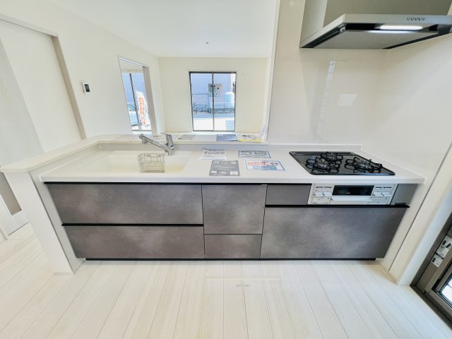 太田茂木町のキッチン|収納も充実の対面式キッチンでご家族との会話も弾みます♪