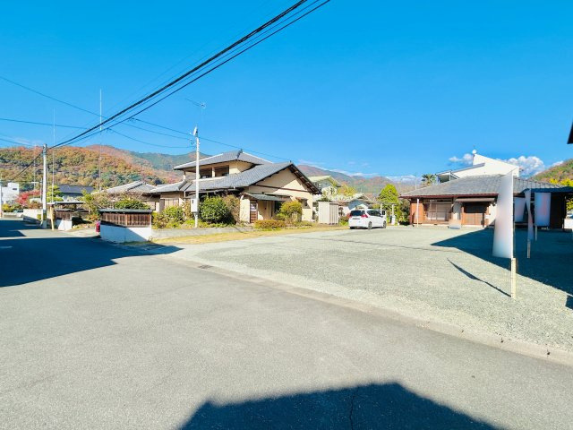 桐生市天神町の前面道路含む現地写真|閑静な住宅街なので、車の出入りも安心♪