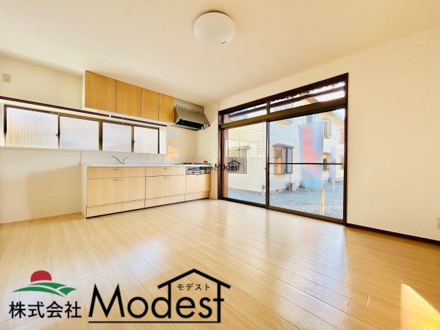 桐生市天神町のキッチン|10帖のダイニングキッチンは、陽当たり良好で一日中いたくなる空間です。