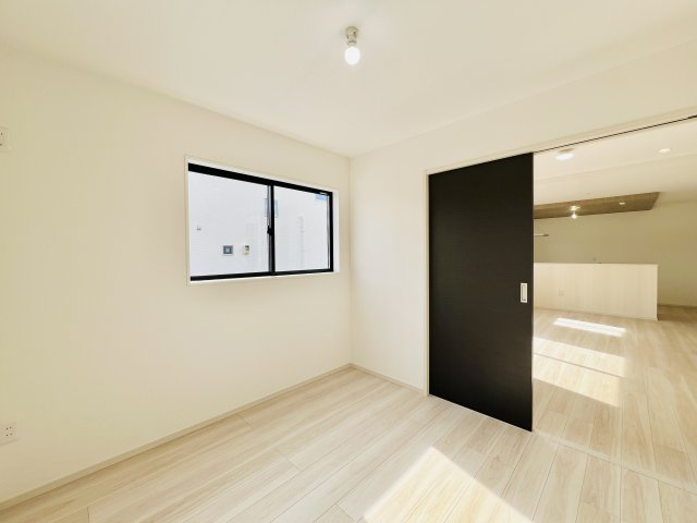 渋川市八木原の洋室|リビングに隣接する洋室は、キッズスペースや家事スペースとしても♪